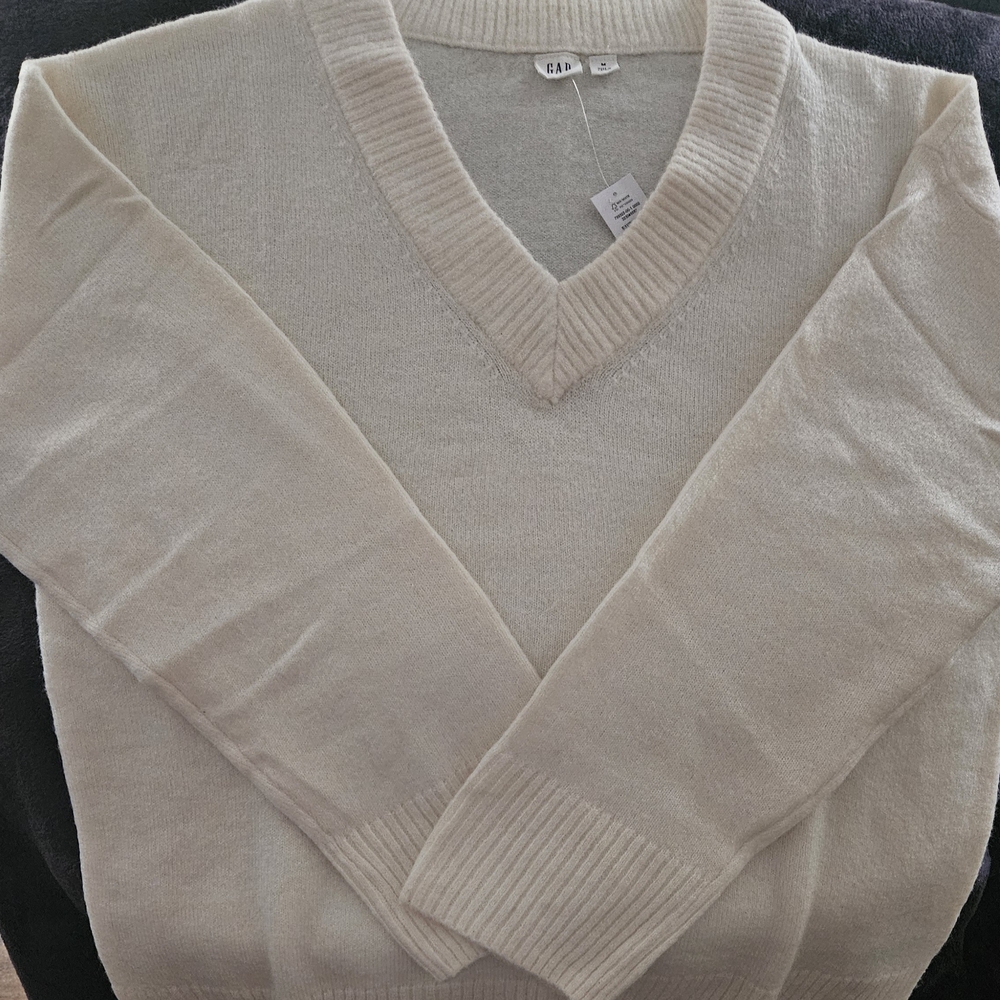GAP Women's Cream V-Neck Sweater